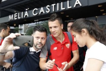 La afición esperaba al Sevilla a las puertas del hotel de concentración.