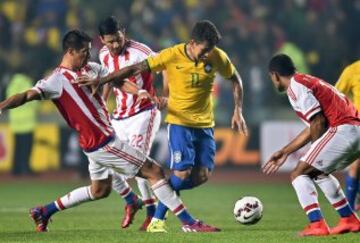 Paulo Da Silva entre Edgar Benítez, Víctor Cáceres y Eduardo Aranda.