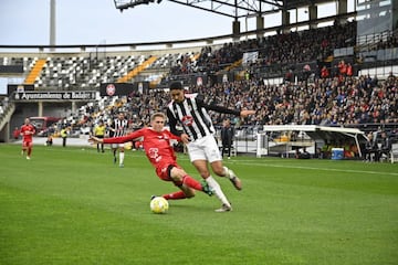 A la construcción del Nuevo Vivero allá por 1998, se esperaba que le acompañase un equipo en la provincia rumbo al fútbol profesional. En aquel entonces, el Badajoz militaba en Segunda, categoría en la que no se pudo consolidar. Ahora, el club vuelve a tener la oportunidad de regresar a la élite, aunque primero tendrá que superar al filial del Athletic Club de Bilbao. No le acompañará su gente, que suele rondar el lleno de las 14.175 localidades con las que cuenta el estadio. Este ha sido sede de partidos de clasificación de la Selección Española, como el duelo ante Chipre o la goleada a Liechtenstein. Era parte de la candidatura ibérica para albergar el Mundial de 2018.
El Badajoz se ha caracterizado esta temporada por su regularidad, tanto en casa como fuera de ella, lo que le ha valido para cerrar las jornadas disputadas en tercera posición. Precisamente ese es el mismo puesto en la clasificación local. Ha firmado 28 puntos en el Nuevo Vivero, con una sobresaliente cifra de solo nueve goles encajados. El Yeclano y el Marbella les consiguieron superar. Una pega: ni siquiera llegó a alcanzar las veinte dianas como local.