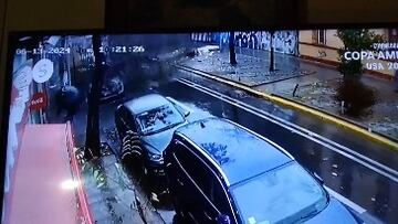 Árbol cae sobre un auto en Santiago justo cuando dos mujeres iban a subir: escena de película