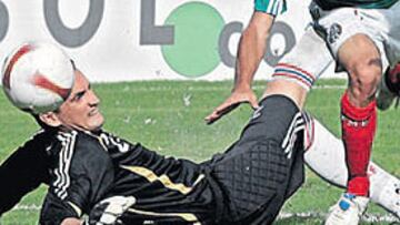 <b>LA JUGADA CLAVE. </b>Este penalti de Bobadilla a Castillo empezó a decidir el partido. Iban tres minutos.