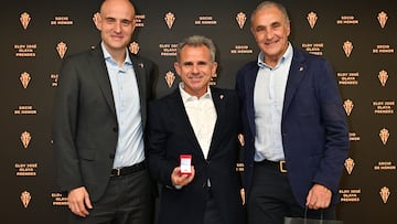 12-11-25. ELOY OLAYA POSA CON LA INSIGNIA DE ORO DEL SPORTING DESPUÉS DE 50 AÑOS DE SOCIO, JUNTO AL PRESIDENTE EJECUTIVO DAVID GUERRA Y SU EX COMPAÑERO JOAQUÍN ALONSO.
