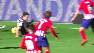 Penalti señalado a favor del Atlético.