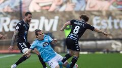 Mario Soriano y Miguel disputan un balón en el últimos derbi de Balaídos.