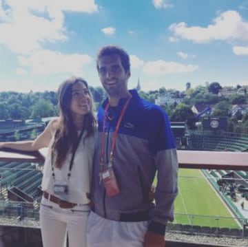Albert Ramos y su pareja, Helena Marti posando en el estadio de Wimbledon de Londres.