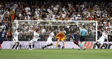 1-2. Alexandre Lacezette marc¨® el segundo gol.