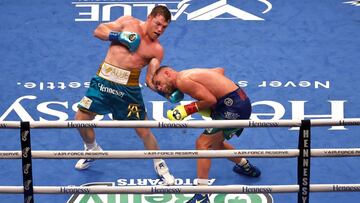 Sa&uacute;l &quot;Canelo&quot;&Aacute;lvarez golpea a Billy Joe Saunders durante su combate.