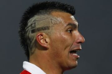 Gary Medel y un corte de pelo muy patriótico.