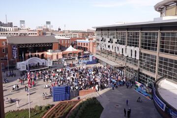 Imagen aérea de la fiesta previa en la plaza anexa al Fed-Ex Forum.