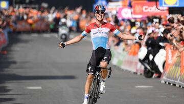 Bob Jungels celebra su victoria en Lieja.