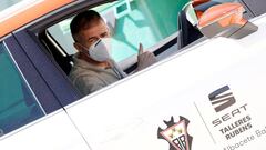 Lucas Alcaraz entrando con su coche en la ciudad deportiva del Albacete. 