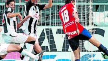 <b>CONTRASTE. </b>Los jugadores del Castellón intentan impedir uno de los cinco goles que lograron los manchegos.