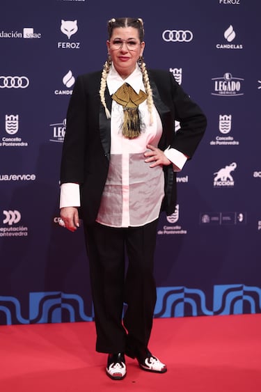 La humorista María José Charro posa en la alfombra roja de los Premios Feroz 2026, en el Pazo da Cultura, en Pontevedra, Galicia. 