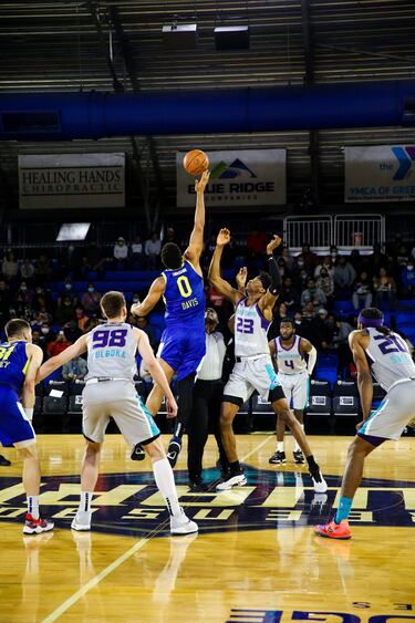 En espera del tip off de la temporada 2022-2023 en el Gimnasio Juan de la Barrera.