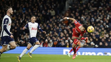 London (United Kingdom), 22/12/2024.- Liverpool's Luis Diaz (R) goes for a header to score the opening goal during the English Premier League soccer match beween Tottenham Hotspur and Liverpool FC, in London, Britain, 22 December 2024. (Reino Unido, Londres) EFE/EPA/TOLGA AKMEN EDITORIAL USE ONLY. No use with unauthorized audio, video, data, fixture lists, club/league logos, 'live' services or NFTs. Online in-match use limited to 120 images, no video emulation. No use in betting, games or single club/league/player publications.