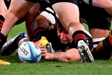 Melbourne Rebels y Canterbury Crusaders protagonizaron ayer un emocionante encuentro en Melbourne correspondiente al campeonato de Super Rugby Pacific. En la imagen, Dom Gardiner, de Crusaders, intenta anotar bajo un laberinto de piernas. Pese a jugar en casa con el apoyo de su público, los Rebels cayeron por 27-43.