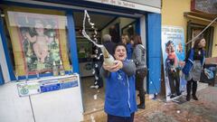 La vendedora de una administracci&oacute;n de loteria celebraba con cava un premio en sorteo de Navidad del a&ntilde;o pasado. EFE/Archivo