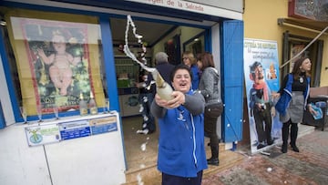 La vendedora de una administracci&oacute;n de loteria celebraba con cava un premio en sorteo de Navidad del a&ntilde;o pasado. EFE/Archivo