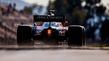 Alonso con el McLaren durante los primeros test de Montmeló.