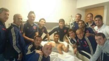 Gonzalo Espinoza recibió la visita de varios de sus compañeros en la clínca después de la operación.