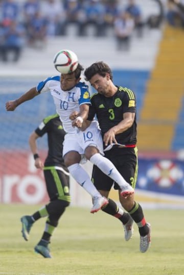 Un partido muy disputado en el medio campo.