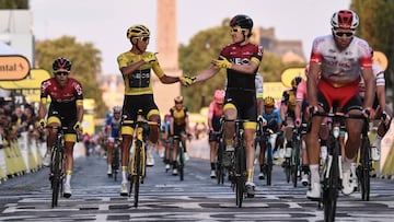 Geraint Thomas felicita a Egan Bernal tras su victoria en el Tour de Francia 2019 en la última etapa en los Campos Elíseos de París.