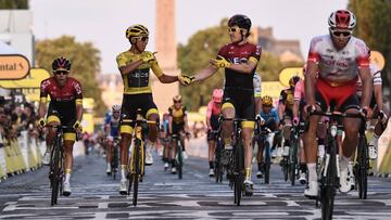 Geraint Thomas felicita a Egan Bernal tras su victoria en el Tour de Francia 2019 en la &uacute;ltima etapa en los Campos El&iacute;seos de Par&iacute;s.