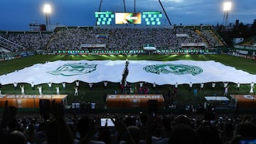 Las banderas del Atl&eacute;tico Nacional y Chapecoense, que se enfrentar&iacute;an en la final de la Copa Sudamericana, en el campo de la Arena Cond&aacute;, en Chapec&oacute;, antes de la final de la Recopa Sudamericana. 