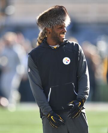 Antonio Brown al más puro estilo Davy Crockett, el rey de la frontera. Antoñito también es el rey de la frontera. Concretamente la que separa la yarda 99 de la End Zone.