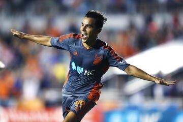 Tras rebasar la cantidad de 100 anotaciones con el conjunto de las Chivas, Omar Bravo firmó con el Deportivo la Coruña en 2008, pero el jugador no tuvo la constancia deseada y después de seis meses en el viejo continente regresó a México con Tigres. 