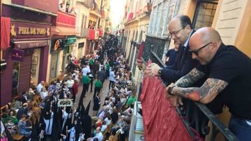 Sampaoli y Castro, en un balcón de la calle Sierpes.