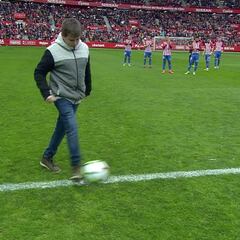 Emoción en el Molinón: el nieto de Quini hizo el saque de honor