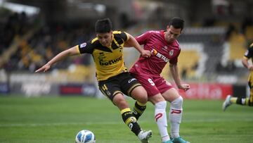 Futbol, Coquimbo Unido vs La Serena
Decimonovena fecha, campeonato Planvital 2022
El jugador de Coquimbo Unido Felipe Yaez, izquierda, disputa el balon con Federico Andrada de La Serena durante el partido de primera division realizado en el estadio Francisco Sanchez Rumoroso de Coquimbo, Chile.
23/07/2022
Hernan Contreras/Photosport
Football, Coquimbo Unido vs La Serena
Nineteenth date, Planvital 2022 championship
The player from Coquimbo Unido Felipe Yaez, left, disputes the ball with Federico Andrada from La Serena during the first division match held at the Francisco Sanchez Rumoroso stadium in Coquimbo, Chile.
23/07/2022
Hernan Contreras/Photosport
