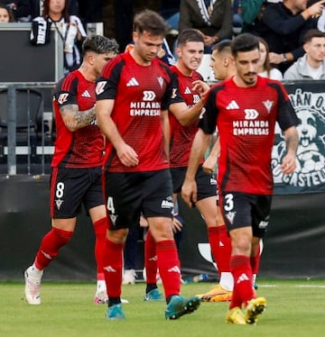 El 1-3 puede hacer parecer que el Mirandés ganó con solvencia, pero podría haber sido bien distinto si con 0-0 en el marcador, Eguíluz no hubiera salvado un gol cantado en la misma línea. El central se lanzó con todo para despejar un remate de Calatrava, sin oposición de Raúl Fernández.