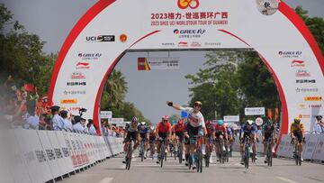 El ciclista italiano del Bahrain-Victorious Jonathan Milan celebra su victoria en la segunda etapa del Tour de Guangxi.