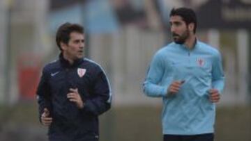 VIENTO EN POPA. Ra&uacute;l Garc&iacute;a corre junto a Xabi Clemente.
 