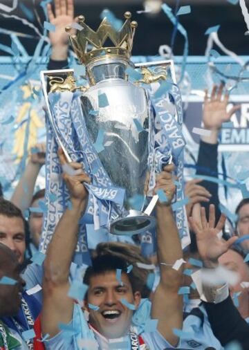 Sergio Agüero con el trofeo de la Premier League de 2012.