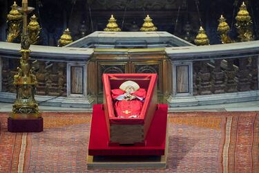 El cuerpo del Papa Francisco yace en la Basílica de San Pedro del Vaticano.
