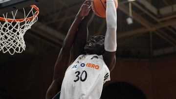 Eli John Ndiaye, ala-pívot del Madrid, trata de hacer un mate ante el Unicaja en la final de la Supercopa Endesa.