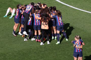 Las jugadoras del Barcelona hacen una pi?a tras ganar la final de la Champions League.