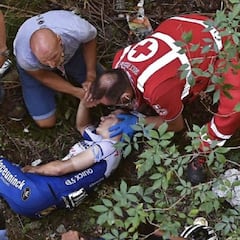 Evenepoel cae por un puente y Schachmann se choca con un coche en pleno recorrido