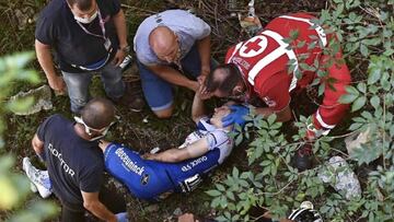 Evenepoel cae por un puente y Schachmann se choca con un coche en pleno recorrido