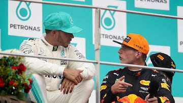 Hamilton y Verstappen hablando.