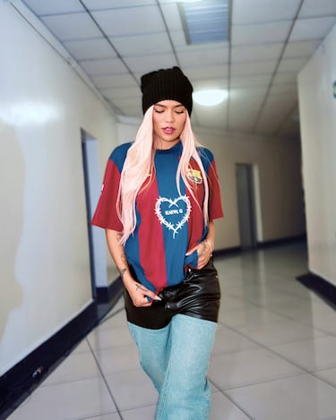 El FC Barcelona lució el logotipo de la artista colombiana Karol G (en la imagen) en la camiseta del clásico del 21 de abril de 2024 en el Santiago Bernabéu. 