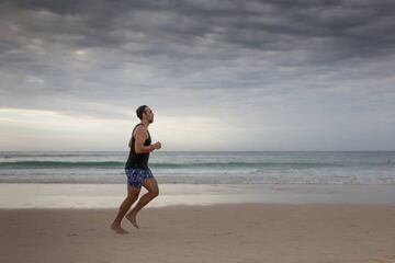 Adam Goodes corre por la playa (fotograma del documental 'The Australian Dream')