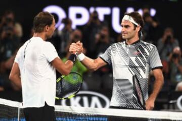 Rafa Nadal felicita a Roger Federer.