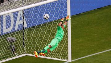 Soccer Football - World Cup - Group E - Costa Rica vs Serbia - Samara Arena, Samara, Russia - June 17, 2018 Costa Rica's Keylor Navas concedes the first goal scored by Serbia's Aleksandar Kolarov REUTERS/David Gray