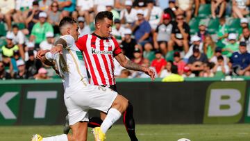 ELCHE, 11/09/2022.- El delantero del Athletic Club Álex Berenguer (d) disputa un balón con Pol Lirola (i), defensa del Elche, durante el encuentro Elche-Athletic de LaLiga de fútbol celebrado en el estadio Martinez Valero de Elche este domingo. EFE/ Manuel Lorenzo