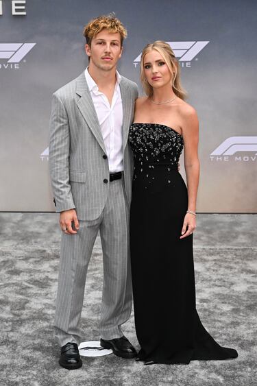 Liam Lawson y Hannah St. John posan en la alfombra roja del preestreno de 'F1: La película' celebrado en la ciudad de Nueva York.