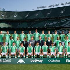 El Betis se hace la foto oficial con la camiseta homenaje a los socios